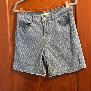 💜💜 Ladies LEVIS Classic Shorts Size 28